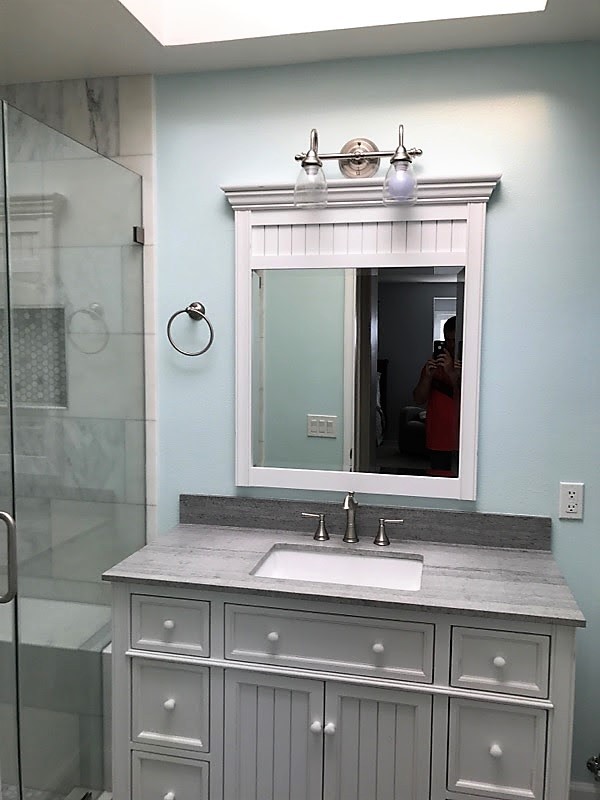 Источник вдохновения для домашнего уюта: маленькая ванная комната в стиле модернизм с фасадами с утопленной филенкой, белыми фасадами, душем в нише, раздельным унитазом, серой плиткой, разноцветной плиткой, белой плиткой, керамогранитной плиткой, синими стенами, душевой кабиной, врезной раковиной, столешницей из кварцита, душем с распашными дверями, полом из керамогранита и серым полом для на участке и в саду