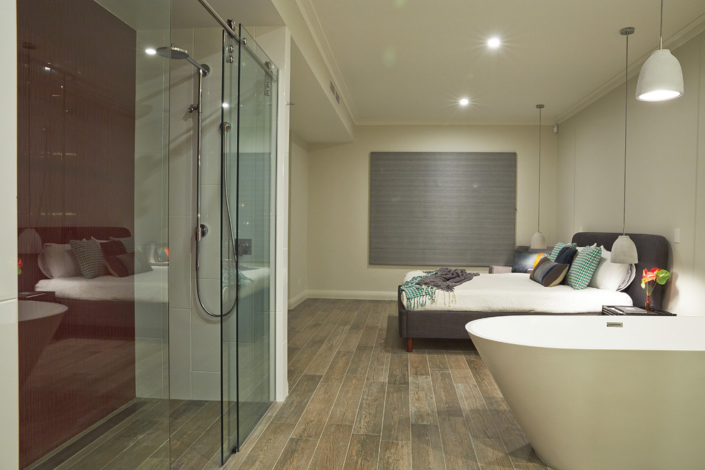 Idéer för funkis en-suite badrum, med ett fristående badkar och klinkergolv i porslin