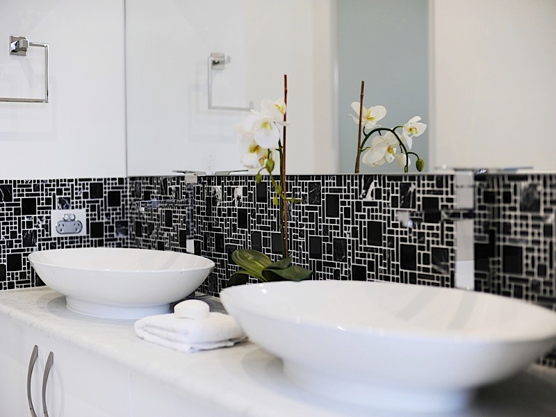 Inspiration för ett mellanstort funkis en-suite badrum, med svart kakel och keramikplattor