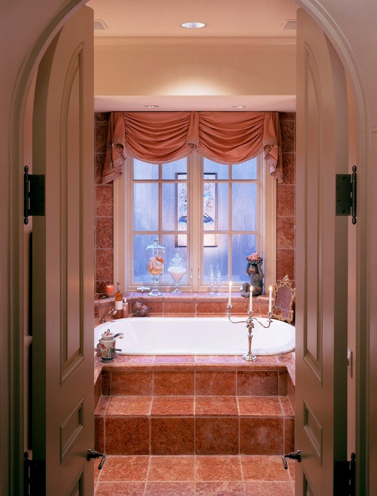 Идея дизайна: большая баня и сауна в классическом стиле с накладной ванной, полом из керамической плитки, красной плиткой, керамической плиткой, бежевыми стенами и красным полом