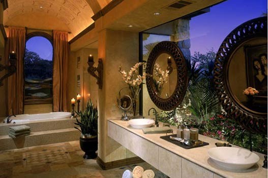 Inredning av ett medelhavsstil mellanstort en-suite badrum, med ett platsbyggt badkar, en dusch i en alkov, vit kakel, gula väggar, klinkergolv i terrakotta, ett fristående handfat och bänkskiva i akrylsten