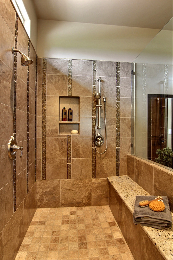 Imagen de cuarto de baño tradicional con ducha doble, hornacina y banco de ducha
