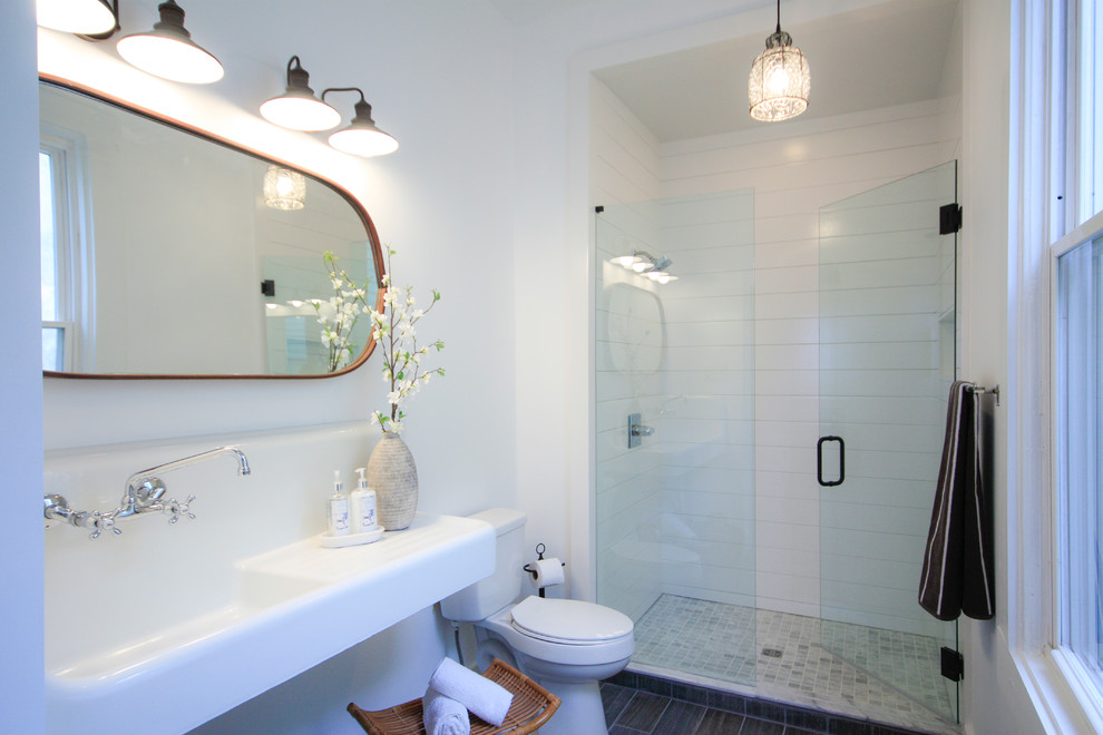 Свежая идея для дизайна: главная ванная комната среднего размера в современном стиле с белой плиткой, плиткой кабанчик, белыми стенами, душем в нише, унитазом-моноблоком, полом из керамогранита, подвесной раковиной, столешницей из кварцита, коричневым полом и душем с распашными дверями - отличное фото интерьера