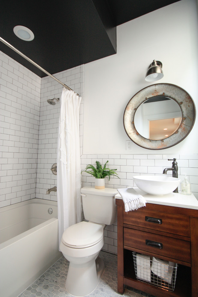 Exemple d'une salle d'eau éclectique en bois foncé de taille moyenne avec une baignoire d'angle, un combiné douche/baignoire, un carrelage blanc, un carrelage métro, un mur blanc, un sol en carrelage de terre cuite et une vasque.