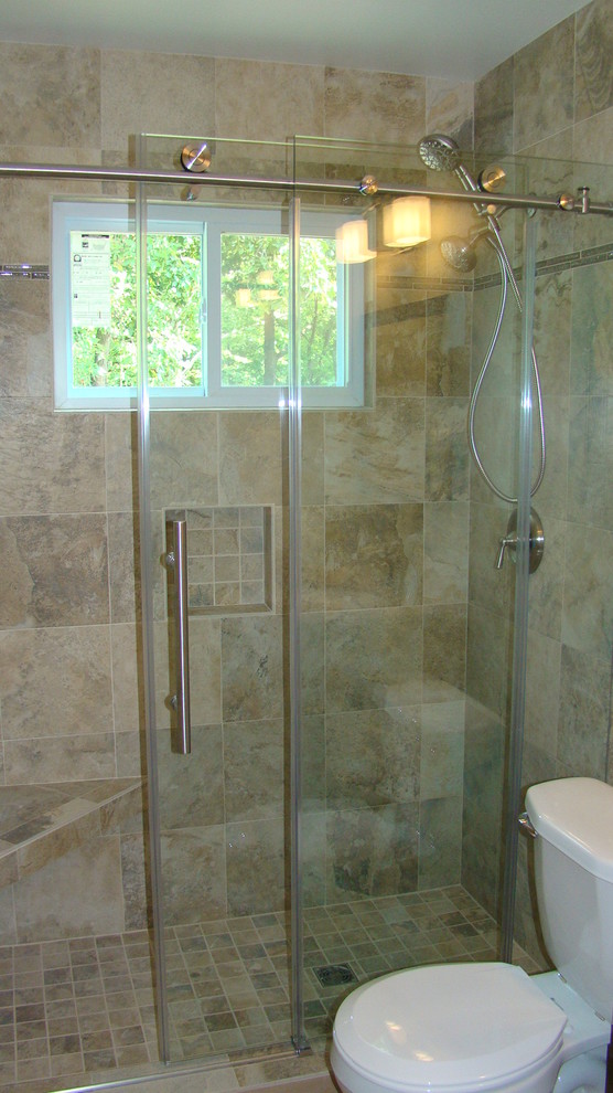 На фото: главная ванная комната среднего размера в классическом стиле с коричневыми фасадами, столешницей из известняка, открытым душем, керамогранитной плиткой и полом из керамогранита с