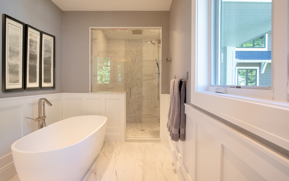 Imagen de cuarto de baño principal contemporáneo grande con paredes grises y ducha con puerta con bisagras