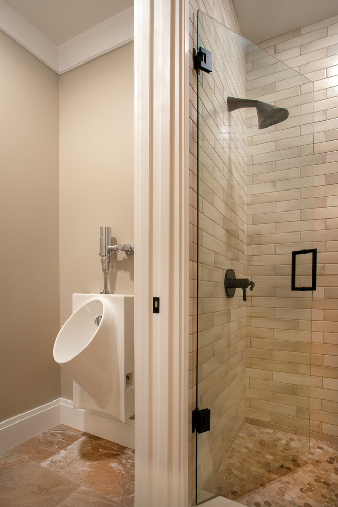 Inspiration för ett mellanstort funkis vit vitt badrum, med luckor med upphöjd panel, bruna skåp, ett urinoar, beige väggar, klinkergolv i porslin, ett integrerad handfat, bänkskiva i kvarts, flerfärgat golv och dusch med gångjärnsdörr
