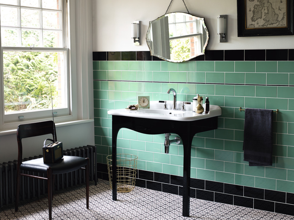 Idées déco pour une salle de bain rétro avec un carrelage vert, un mur vert et un sol multicolore.