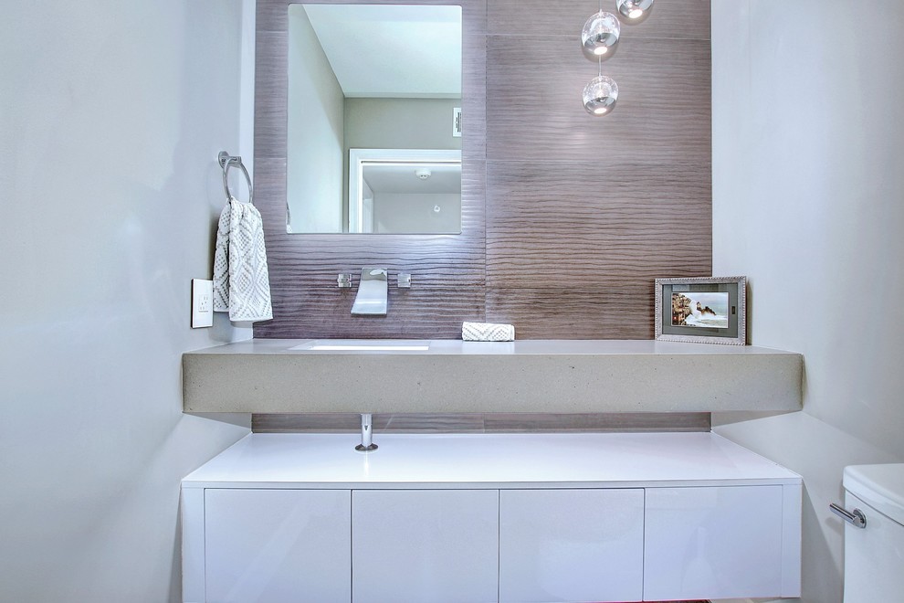 Пример оригинального дизайна: ванная комната среднего размера в стиле модернизм с плоскими фасадами, белыми фасадами, унитазом-моноблоком, коричневой плиткой, серыми стенами, душевой кабиной, врезной раковиной и столешницей из бетона