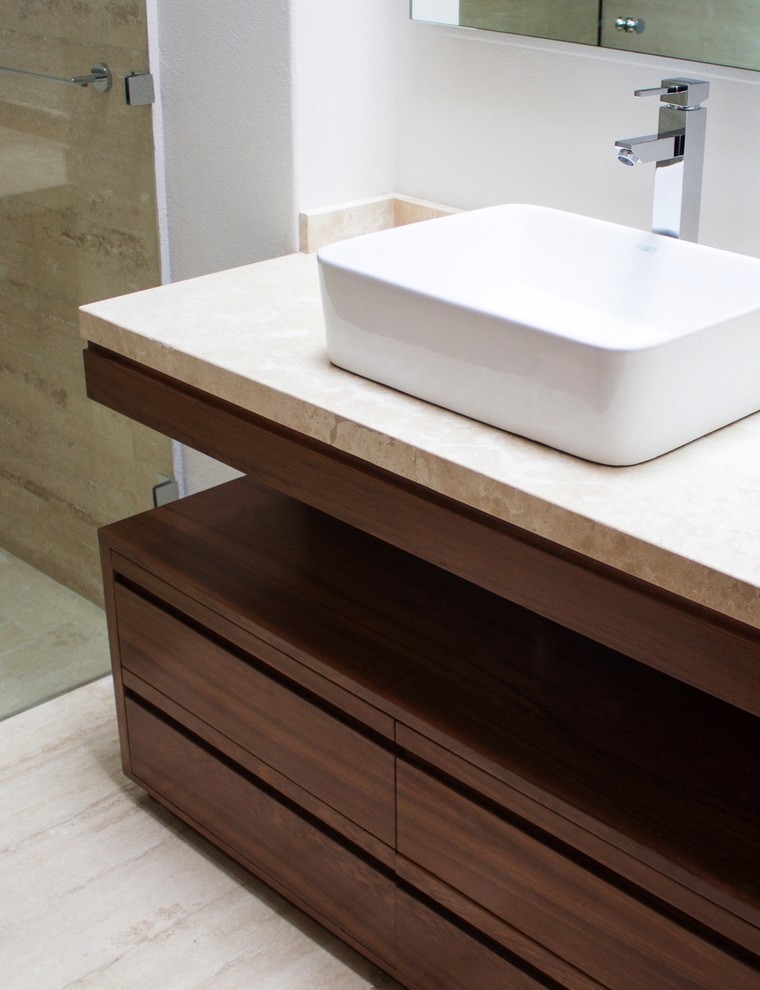 Idée de décoration pour une grande salle de bain design en bois brun avec un placard en trompe-l'oeil, un sol en marbre, un plan de toilette en marbre et une vasque.