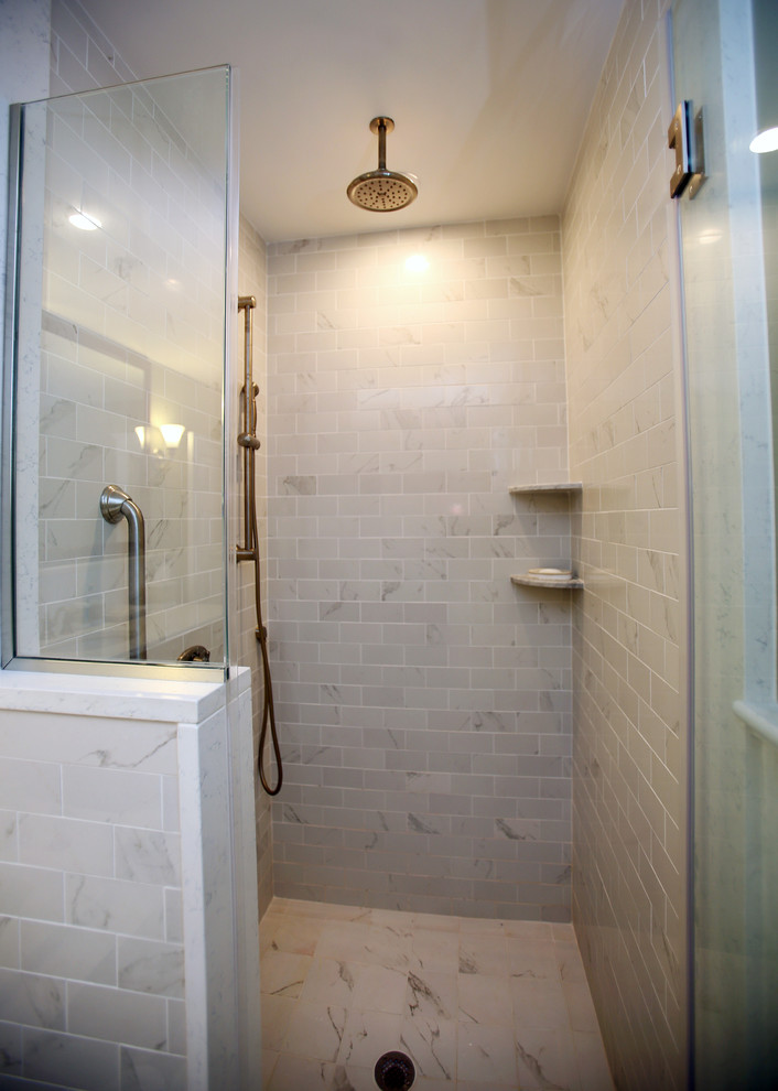 Foto på ett mellanstort amerikanskt badrum, med luckor med upphöjd panel, skåp i mörkt trä, marmorbänkskiva, ett platsbyggt badkar, en dusch i en alkov, vit kakel, tunnelbanekakel, gröna väggar, klinkergolv i porslin och ett undermonterad handfat