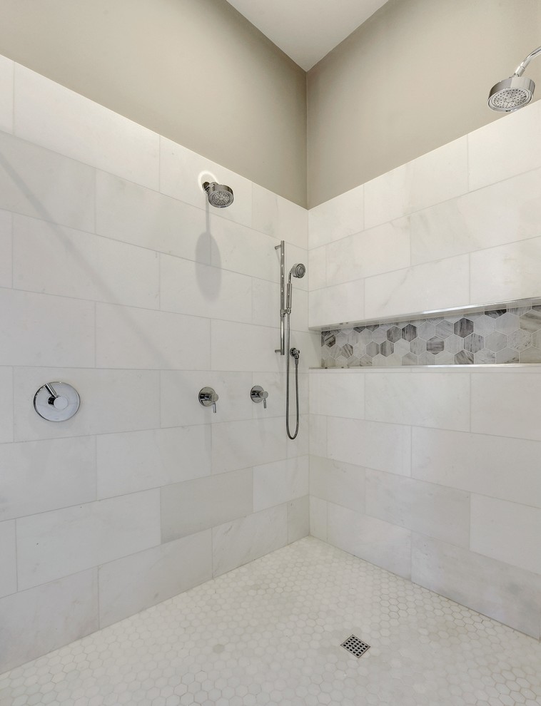 Imagen de cuarto de baño principal clásico renovado grande con ducha a ras de suelo, baldosas y/o azulejos blancos, baldosas y/o azulejos de mármol, paredes grises, suelo de mármol y suelo blanco