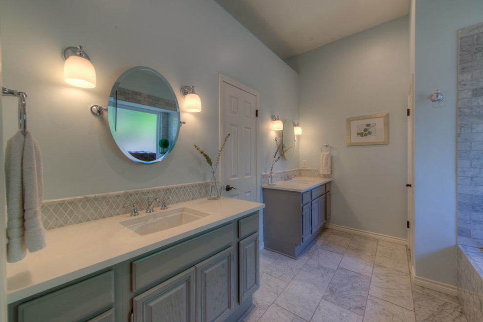 Источник вдохновения для домашнего уюта: маленькая главная ванная комната в стиле неоклассика (современная классика) с фасадами в стиле шейкер, серыми фасадами, полновстраиваемой ванной, угловым душем, раздельным унитазом, серой плиткой, мраморной плиткой, синими стенами, мраморным полом, врезной раковиной, столешницей из искусственного кварца, серым полом, душем с распашными дверями и белой столешницей для на участке и в саду