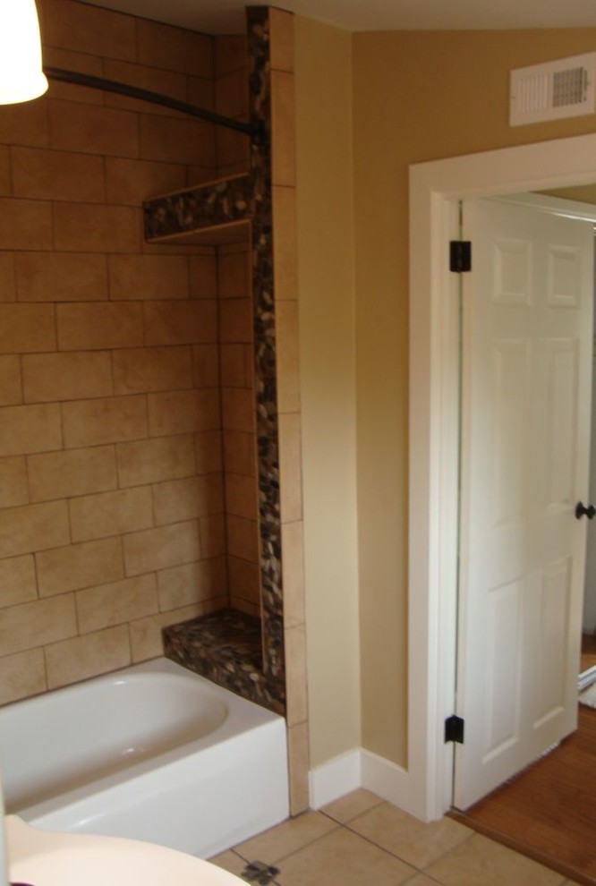 Idéer för att renovera ett litet amerikanskt en-suite badrum, med ett badkar i en alkov, en dusch/badkar-kombination, en toalettstol med separat cisternkåpa, beige kakel, keramikplattor, beige väggar, klinkergolv i keramik och ett integrerad handfat