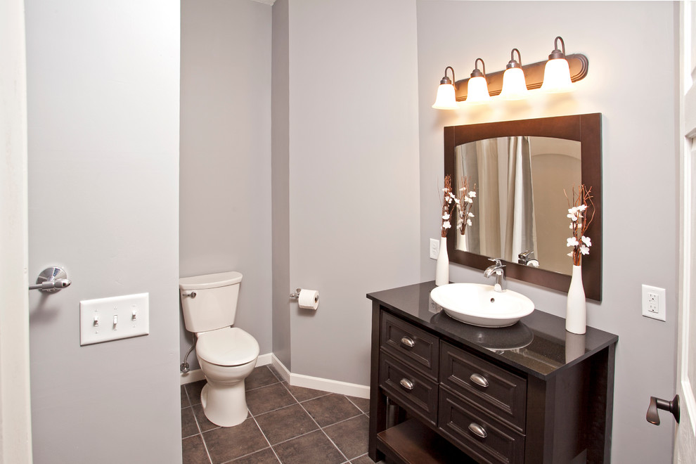 Foto di una stanza da bagno classica con lavabo a bacinella, ante in legno bruno, doccia alcova, WC a due pezzi e piastrelle marroni