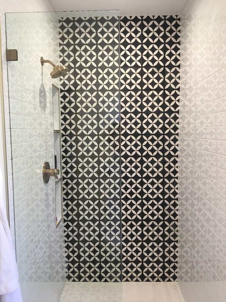 Inspiration för moderna en-suite badrum, med svart och vit kakel, cementkakel, en dusch i en alkov, flerfärgade väggar, mosaikgolv, vitt golv och dusch med gångjärnsdörr