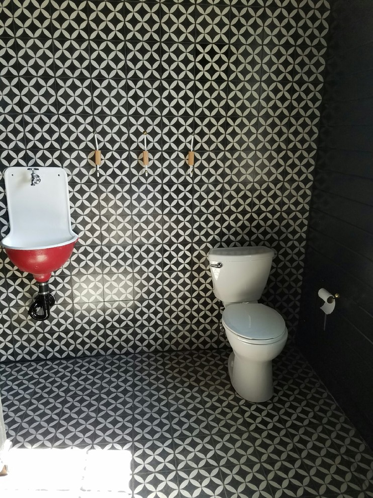 Идея дизайна: большой туалет в стиле фьюжн с черно-белой плиткой, цементной плиткой, фасадами островного типа, черными фасадами, разноцветными стенами, полом из цементной плитки, подвесной раковиной, столешницей из дерева и разноцветным полом