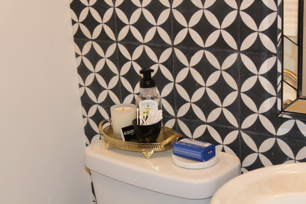 Foto di una stanza da bagno padronale con pistrelle in bianco e nero e piastrelle di cemento