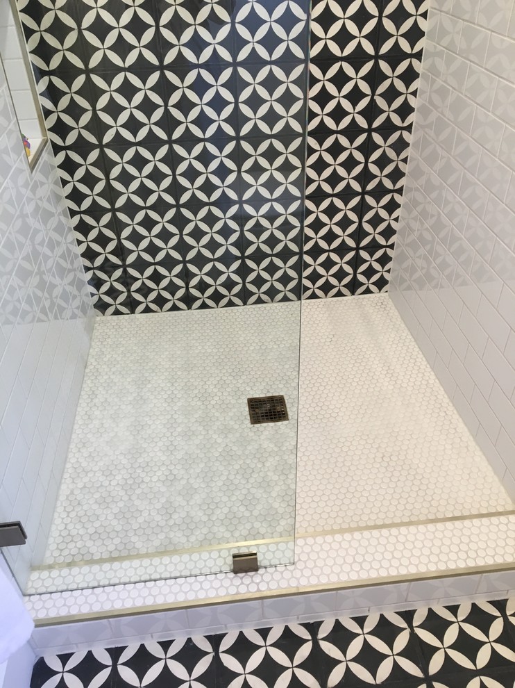 Idéer för funkis en-suite badrum, med svart och vit kakel, cementkakel, en dusch i en alkov, flerfärgade väggar, mosaikgolv, vitt golv och dusch med gångjärnsdörr