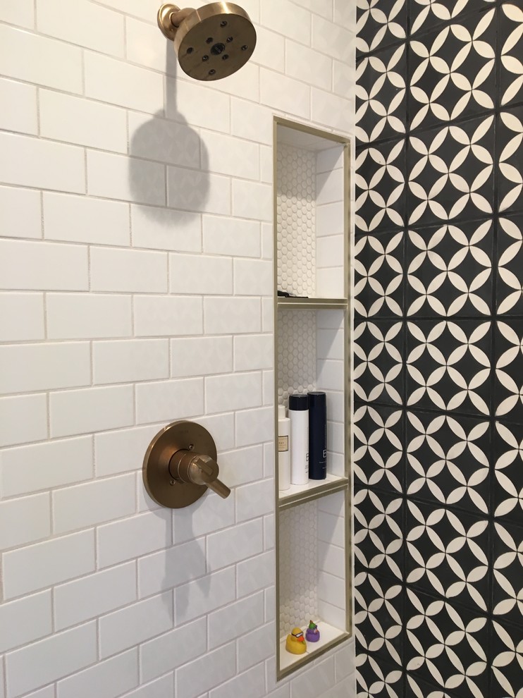 Foto på ett funkis en-suite badrum, med svart och vit kakel, cementkakel, en dusch i en alkov, flerfärgade väggar, mosaikgolv, vitt golv och dusch med gångjärnsdörr
