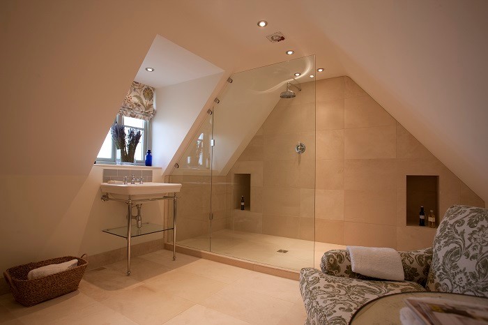Idée de décoration pour une grande salle de bain principale champêtre avec un plan vasque, une douche ouverte, WC à poser, un carrelage beige, des carreaux en terre cuite, un mur beige et tomettes au sol.