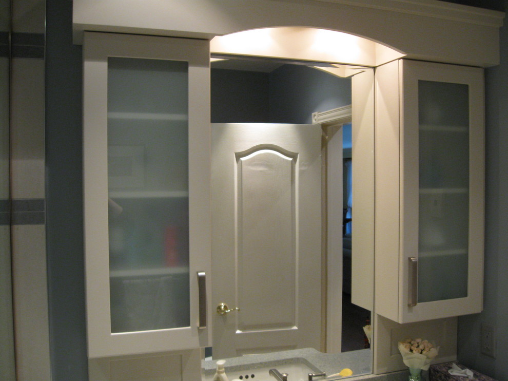 Example of a classic bathroom design in Toronto