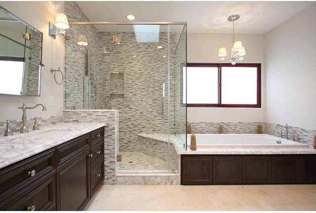 Пример оригинального дизайна: большая главная ванная комната в средиземноморском стиле с фасадами с утопленной филенкой, темными деревянными фасадами, ванной в нише, угловым душем, серой плиткой, белой плиткой, удлиненной плиткой, белыми стенами и врезной раковиной