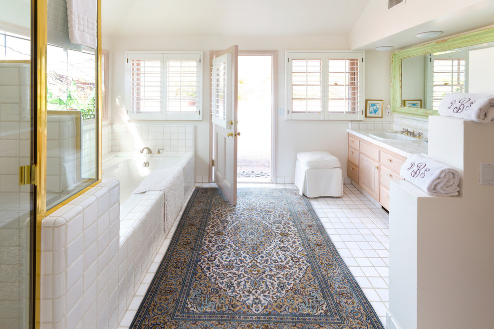 Diseño de cuarto de baño tradicional con baldosas y/o azulejos blancos, paredes beige, suelo de baldosas de cerámica y encimera de azulejos