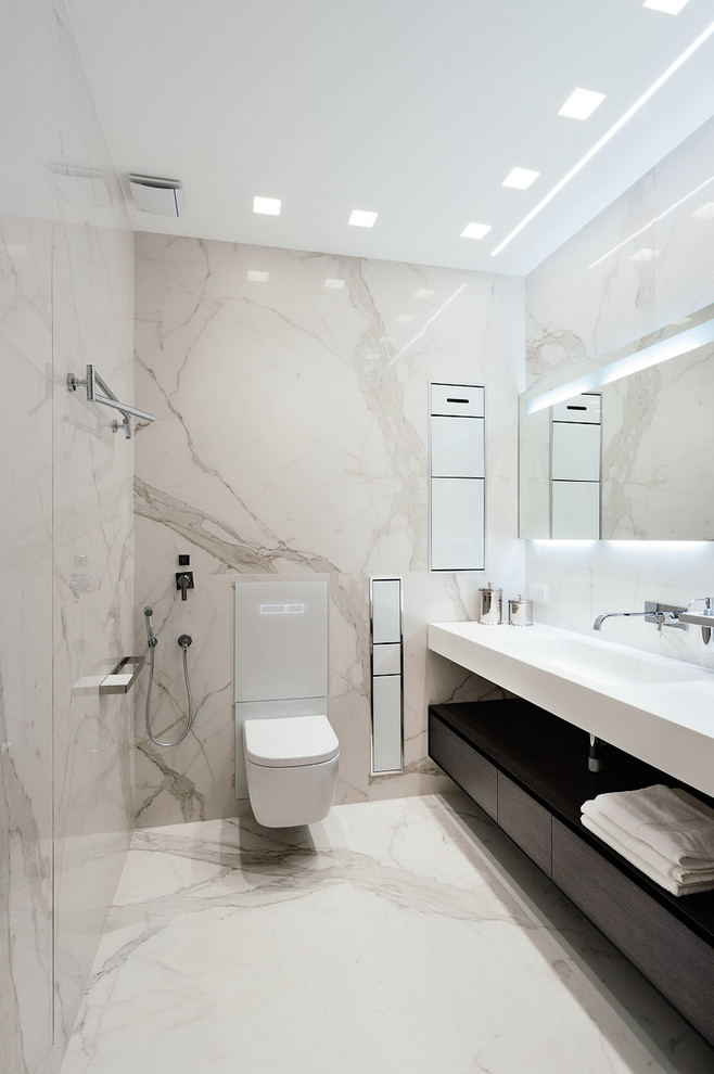 Idée de décoration pour une salle de bain principale design de taille moyenne avec une baignoire en alcôve, une douche d'angle, WC suspendus, un carrelage blanc, des carreaux de porcelaine, un mur blanc et un sol en carrelage de porcelaine.