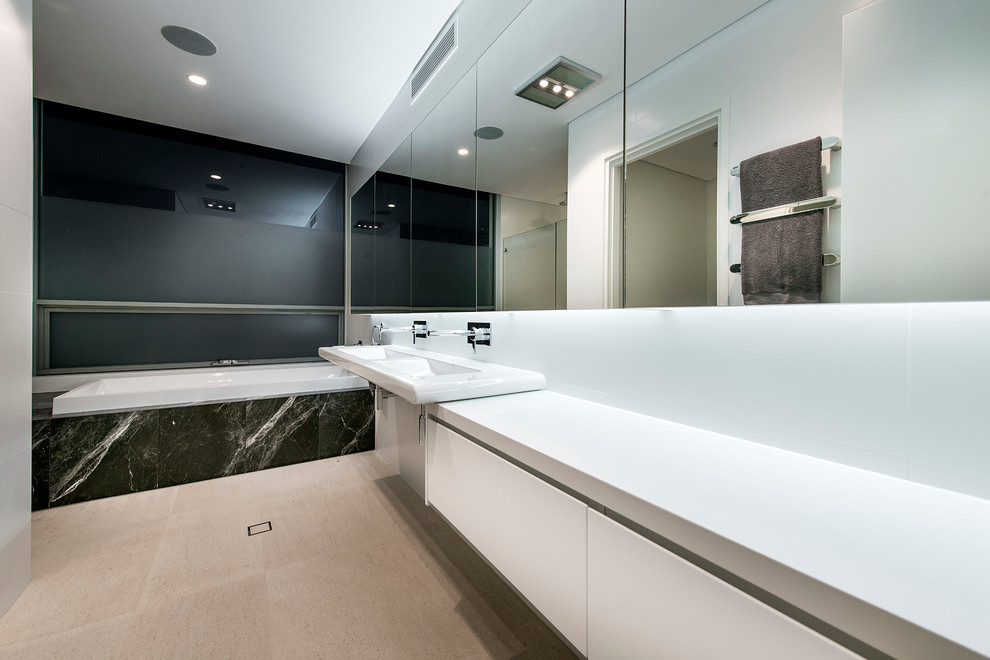На фото: огромная главная ванная комната в стиле модернизм