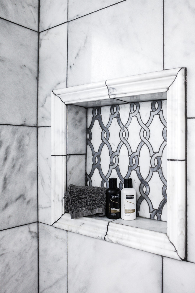 Klassisk inredning av ett litet vit vitt en-suite badrum, med möbel-liknande, vita skåp, ett badkar i en alkov, en dusch/badkar-kombination, en toalettstol med separat cisternkåpa, grå kakel, marmorkakel, grå väggar, marmorgolv, ett konsol handfat, bänkskiva i kvarts, grått golv och dusch med skjutdörr