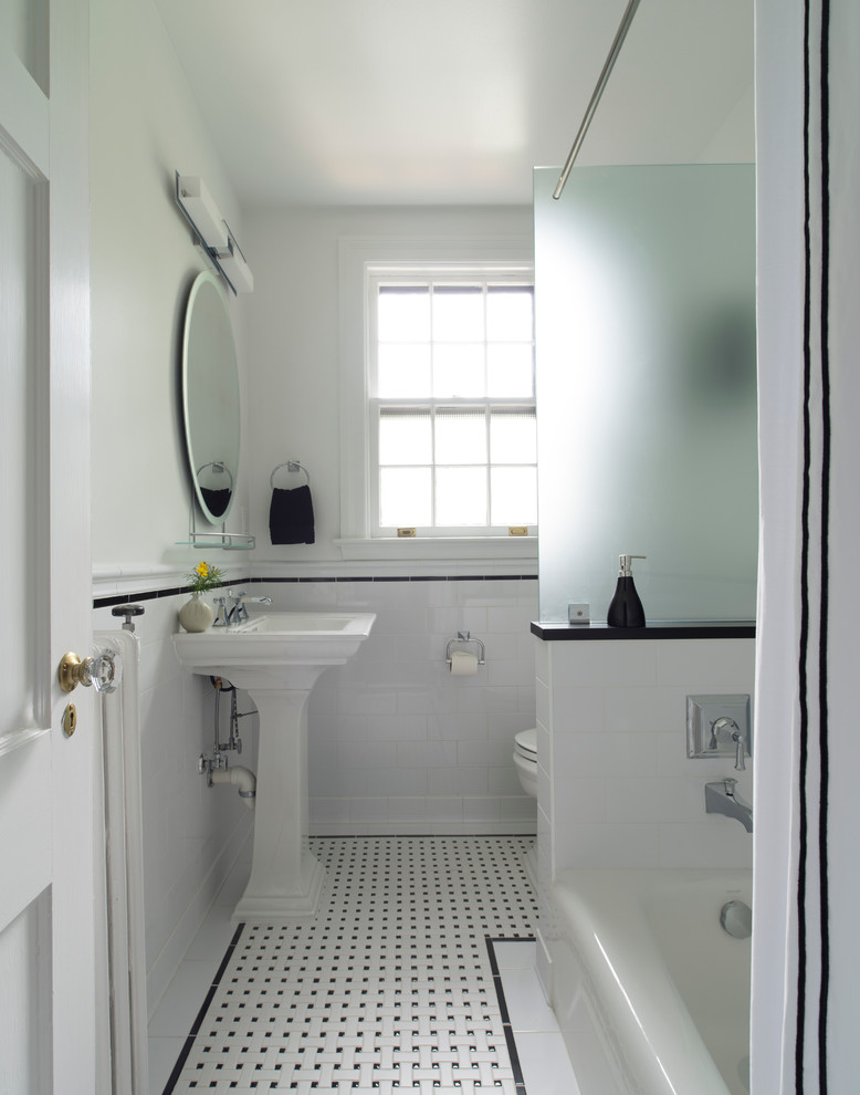 Bild på ett litet vintage badrum med dusch, med ett piedestal handfat, ett badkar i en alkov, en toalettstol med separat cisternkåpa, svart och vit kakel, keramikplattor, vita väggar och klinkergolv i keramik