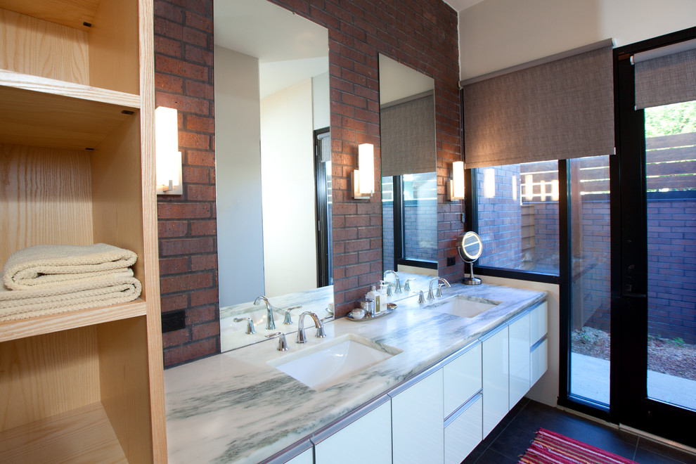 Kleines Modernes Badezimmer En Suite mit Unterbauwaschbecken, Glasfronten, Marmor-Waschbecken/Waschtisch, offener Dusche, Wandtoilette mit Spülkasten und Schieferboden in Indianapolis