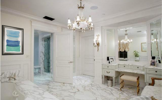 Exemple d'une très grande douche en alcôve chic avec un lavabo encastré, un placard en trompe-l'oeil, des portes de placard blanches, un plan de toilette en marbre, une baignoire d'angle, WC à poser, un carrelage blanc, des dalles de pierre, un mur blanc et un sol en marbre.