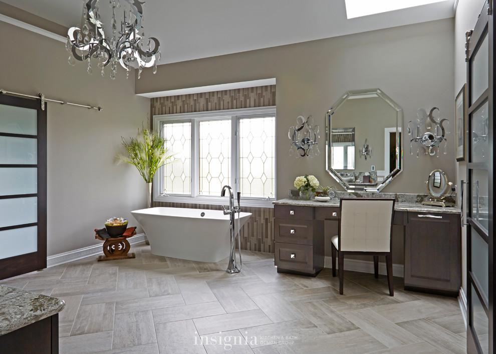 Exempel på ett stort klassiskt en-suite badrum, med ett fristående handfat, skåp i mörkt trä, bänkskiva i kvarts, ett fristående badkar och klinkergolv i porslin