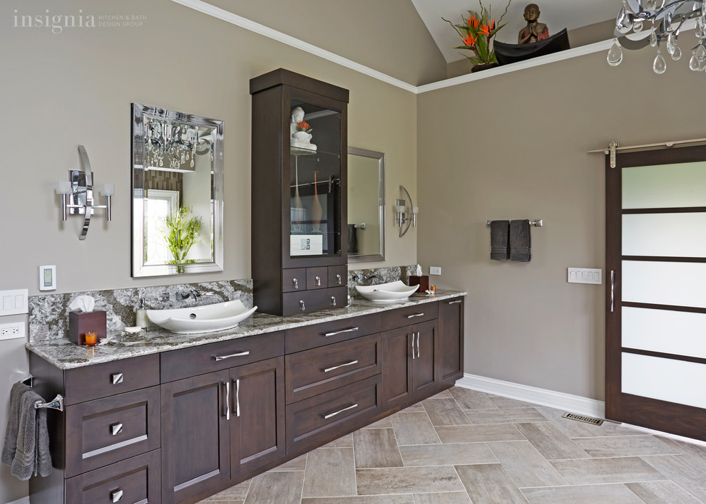 Foto di una grande stanza da bagno padronale classica con lavabo a bacinella, ante in legno bruno, top in quarzo composito e pavimento in gres porcellanato