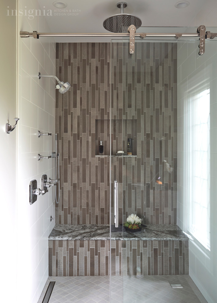 Inredning av ett klassiskt stort en-suite badrum, med bänkskiva i kvarts, en dusch i en alkov, flerfärgad kakel och klinkergolv i porslin