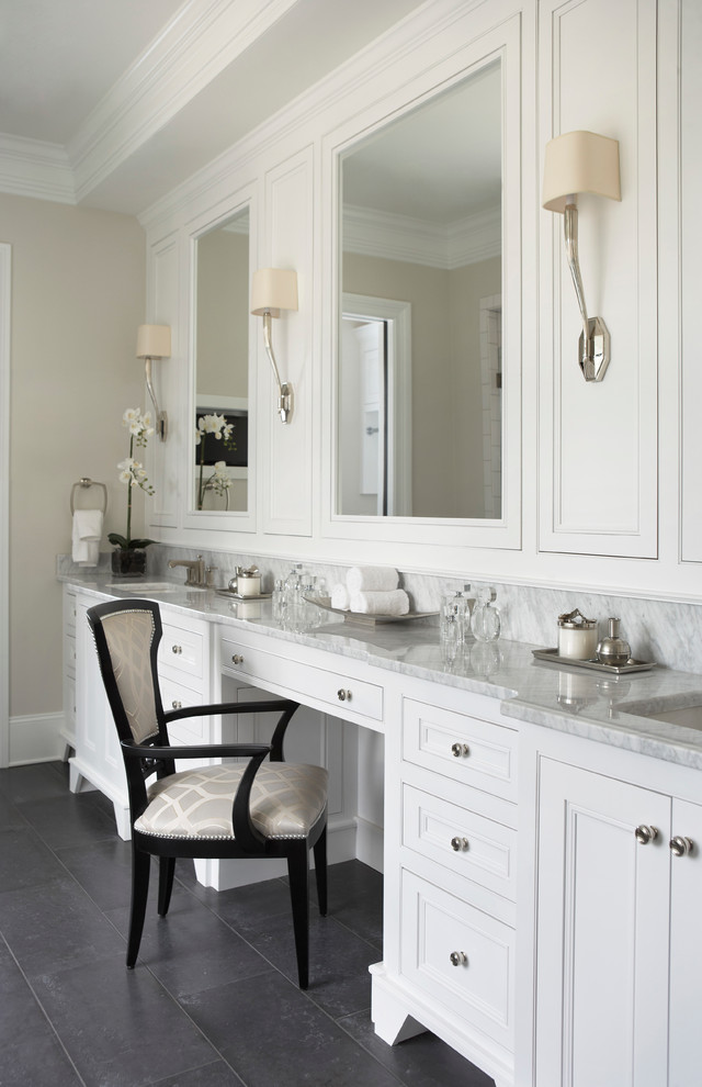 Idéer för ett stort klassiskt en-suite badrum, med luckor med infälld panel, vita skåp, grå kakel, marmorbänkskiva, vita väggar, mörkt trägolv och ett undermonterad handfat