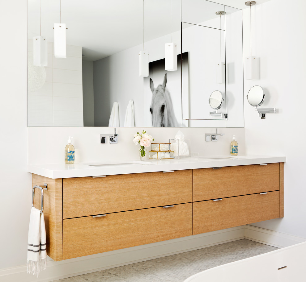 Klassisches Badezimmer En Suite mit flächenbündigen Schrankfronten, hellbraunen Holzschränken und Mosaik-Bodenfliesen in Toronto