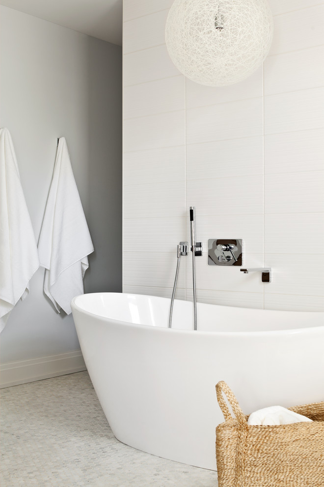 Inredning av ett klassiskt en-suite badrum, med ett fristående badkar