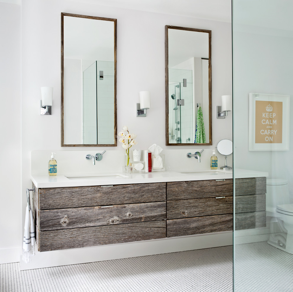 Foto de cuarto de baño principal contemporáneo con puertas de armario de madera oscura, lavabo bajoencimera, paredes blancas, sanitario de dos piezas, suelo con mosaicos de baldosas y armarios con paneles lisos