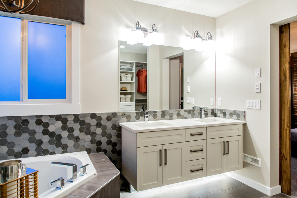 エドモントンにあるトランジショナルスタイルのおしゃれな浴室の写真