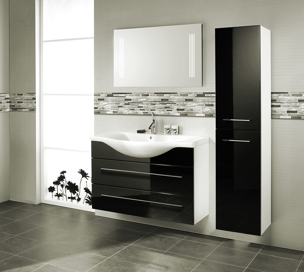 Idée de décoration pour une grande salle de bain principale design avec un lavabo suspendu, un placard à porte plane, des portes de placard noires, un plan de toilette en verre, un carrelage gris, carrelage en métal, un mur blanc et un sol en carrelage de porcelaine.