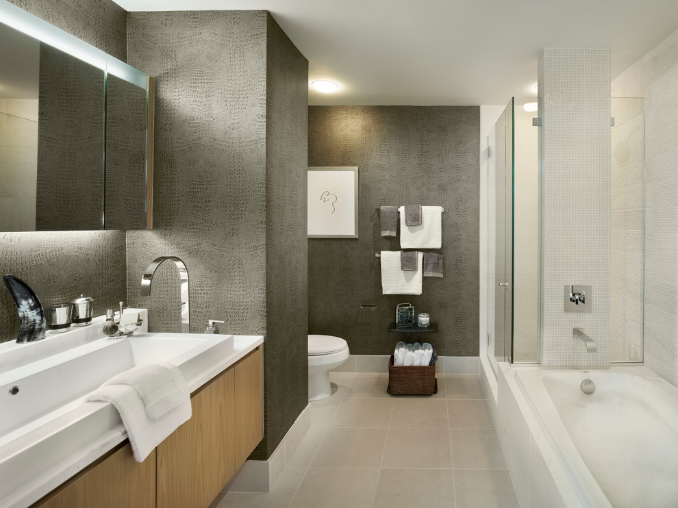 Стильный дизайн: главная ванная комната среднего размера в стиле модернизм с фасадами островного типа, серыми фасадами, накладной ванной, открытым душем, унитазом-моноблоком, белой плиткой, керамической плиткой, серыми стенами, полом из керамогранита, раковиной с несколькими смесителями и мраморной столешницей - последний тренд