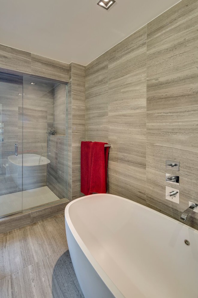 Exemple d'une douche en alcôve principale moderne de taille moyenne avec une baignoire indépendante, un carrelage marron, des carreaux de porcelaine, un mur marron, un sol en carrelage de porcelaine, un sol marron et une cabine de douche à porte battante.