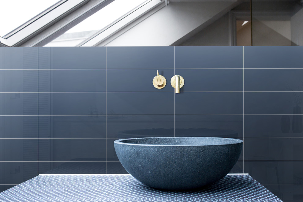 Foto di una stanza da bagno con piastrelle blu e piastrelle in ceramica