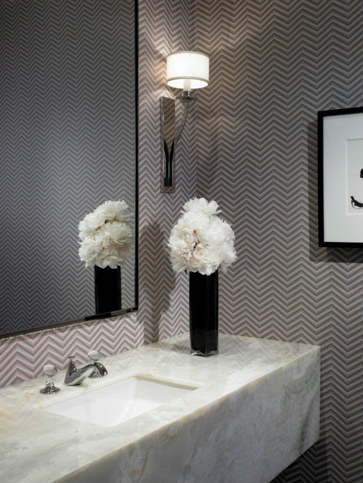 Mittelgroßes Modernes Badezimmer En Suite mit Wandtoilette mit Spülkasten, lila Wandfarbe und Quarzit-Waschtisch in Chicago
