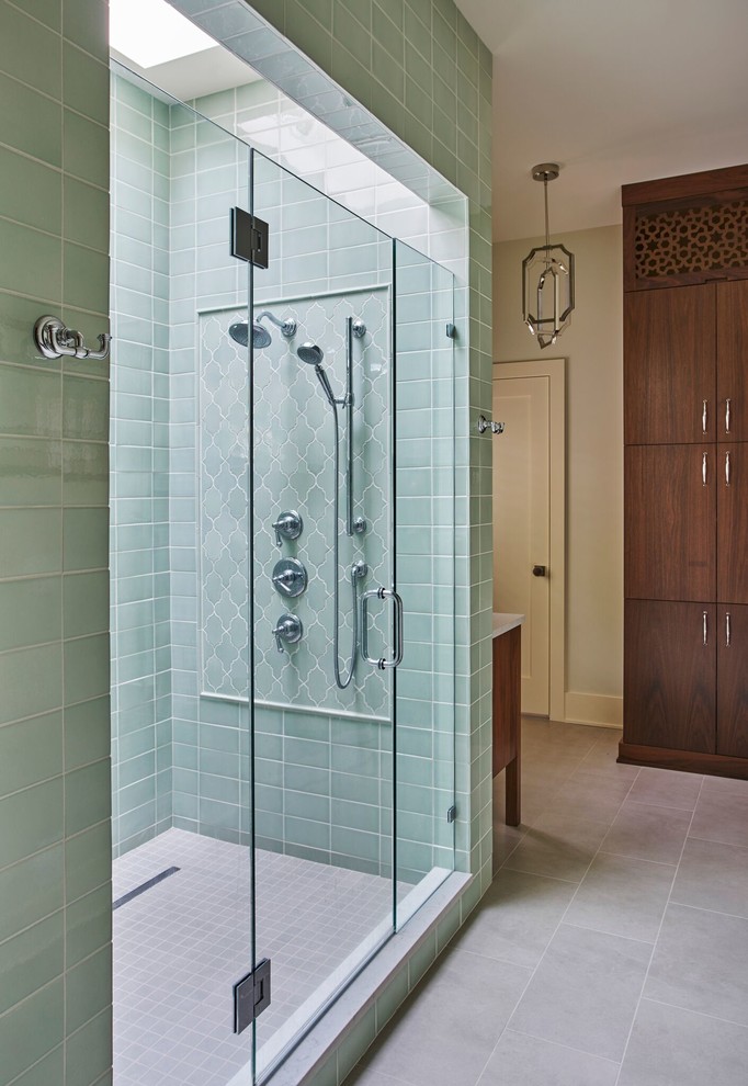 Klassisches Badezimmer mit grünen Fliesen, Porzellan-Bodenfliesen und grauem Boden in Chicago