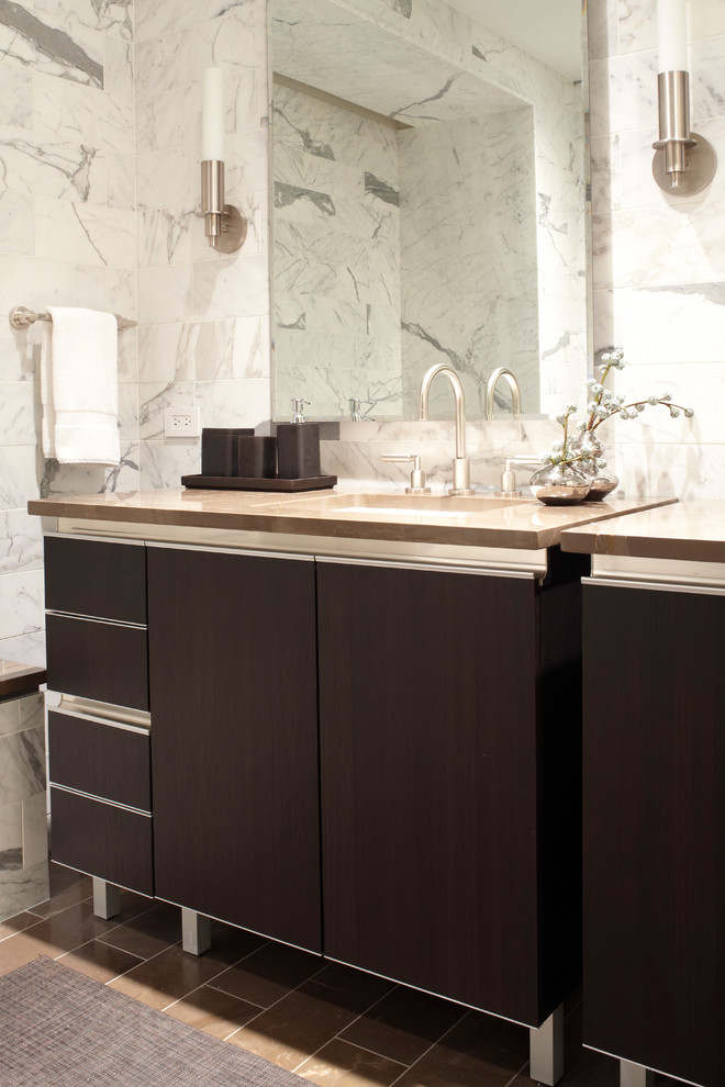 Ejemplo de cuarto de baño principal actual grande con armarios con paneles lisos, puertas de armario de madera en tonos medios y suelo de baldosas de cerámica