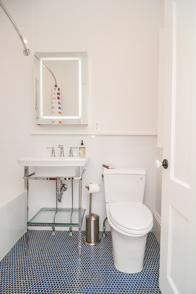 Kleines Klassisches Duschbad mit Badewanne in Nische, Duschbadewanne, Toilette mit Aufsatzspülkasten, weißen Fliesen, Keramikfliesen, weißer Wandfarbe, Mosaik-Bodenfliesen, Aufsatzwaschbecken, blauem Boden und Duschvorhang-Duschabtrennung in Boston